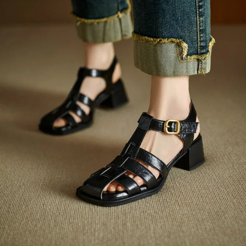 סנדל גלדיאטור מעור מהפנט בגימור איכותי להופעה נשית אופנתית וללוק ייחודי