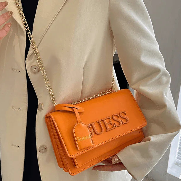 תיק בסגנון 'GUESS' של אישה שרוצה טרנדית עוצמתית ללוק כובש שלך בערב - לה איסלה