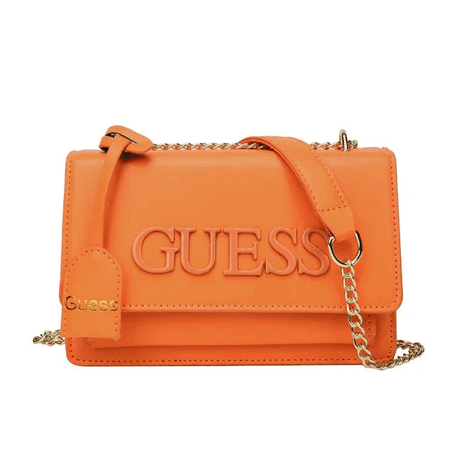 תיק בסגנון 'GUESS' של אישה שרוצה טרנדית עוצמתית ללוק כובש שלך בערב - לה איסלה