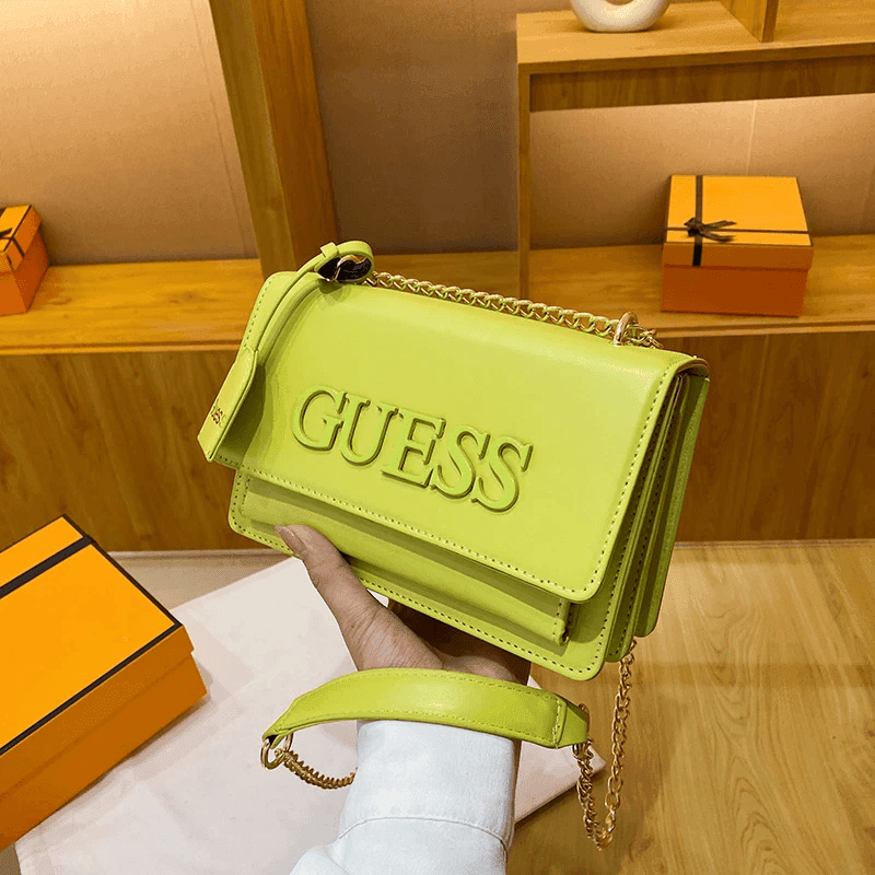 תיק בסגנון 'GUESS' של אישה שרוצה טרנדית עוצמתית ללוק כובש שלך בערב - לה איסלה