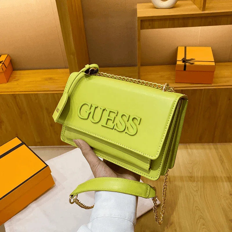 תיק בסגנון 'GUESS' של אישה שרוצה טרנדית עוצמתית ללוק כובש שלך בערב - לה איסלה