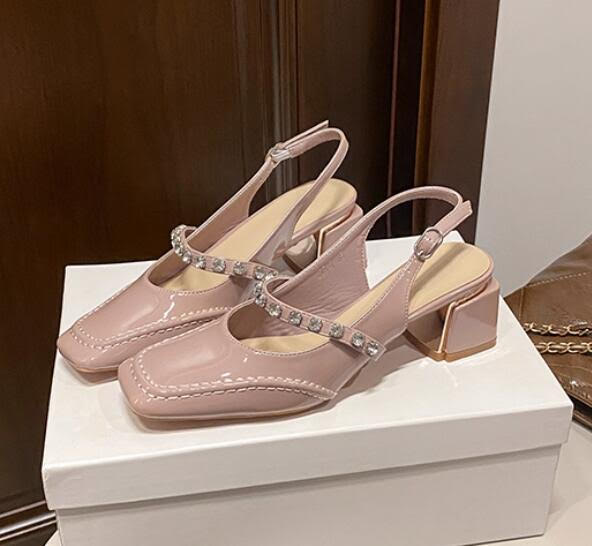 דגם מעוצב עם רצועת אבנים – אלגנטי ונוח