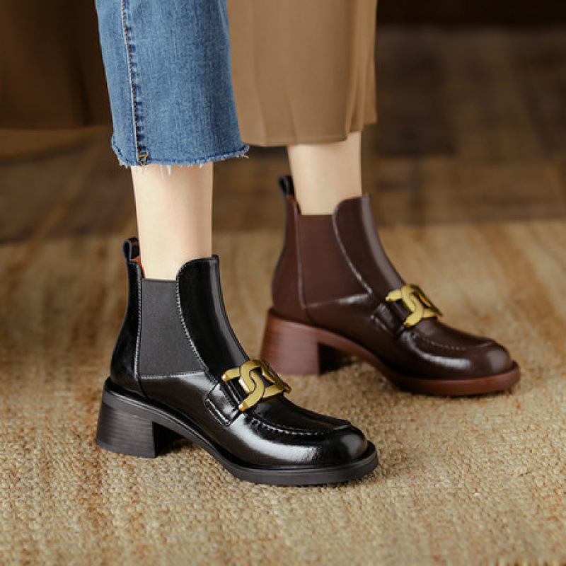 מגפון עור מקורי ממילאנו בסטייל ד'ר מרטין' בשילוב שרשרת זהב ללוק נשי אמיץ