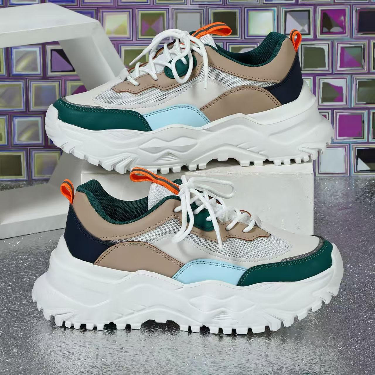 סניקרס פלטפורמה מרהיבות של מעצב איטלקי בגימור צבעוני מסקרן להופעה ממגנטת