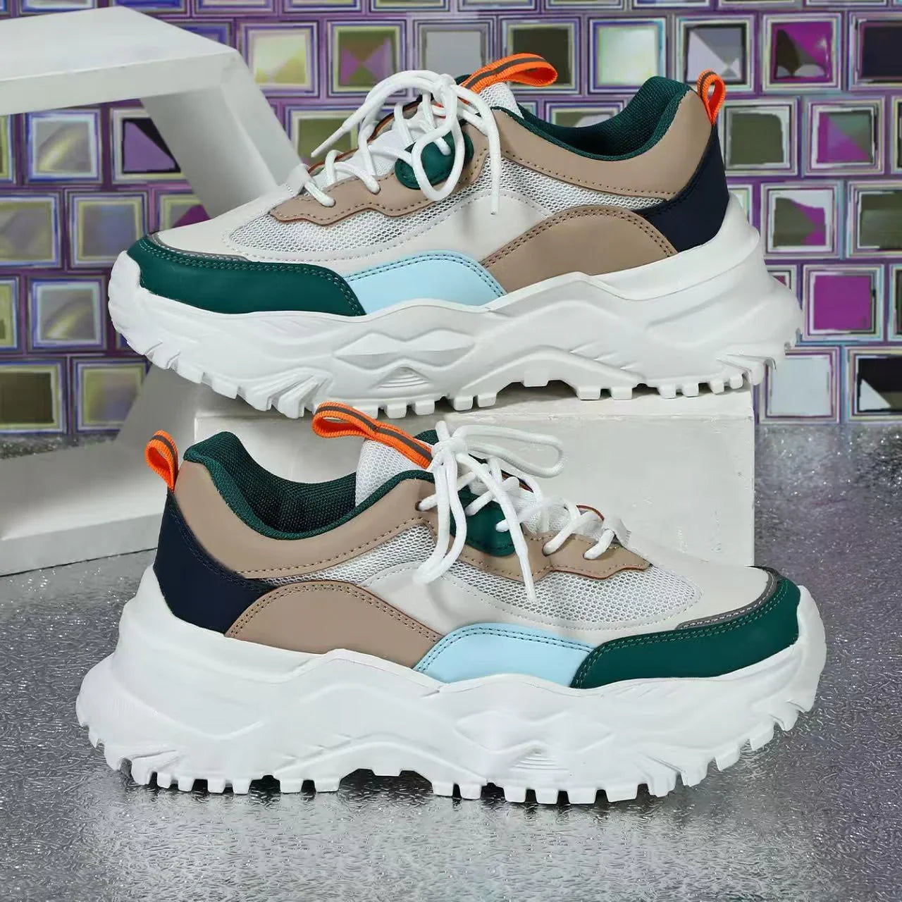 סניקרס פלטפורמה מרהיבות של מעצב איטלקי בגימור צבעוני מסקרן להופעה ממגנטת