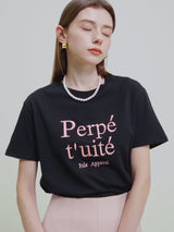חולצת טריקו מושקעת בהדפס ריקמה של מעצב צרפתי ללוק נשי חזק ולא מתאמץ