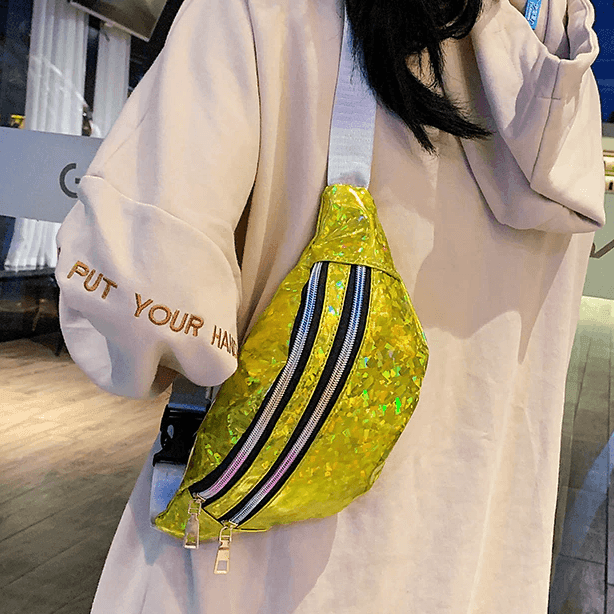 פאוץ נשי לנשיאה של דברים אישיים בגיזרה קלילה ונוצצת בסגינון מטאלי ללוק קייצי בולט - לה איסלה