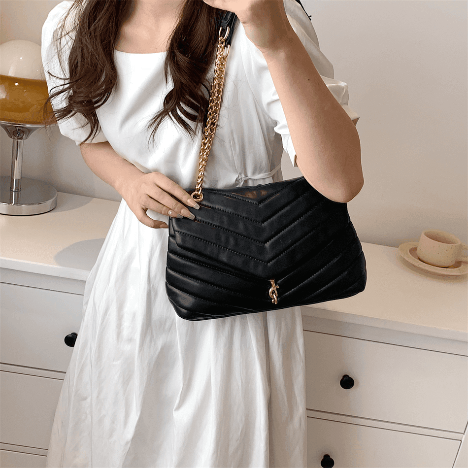 תיק יציאות מושלם בגימור אופנתי טרנדי להופעה של אישה סוחפת ועצמאית - לה איסלה