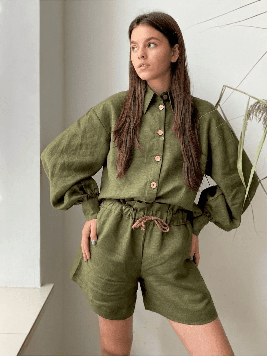 סט נשי של מכנס קצר וחולצה מכופתרת של מעצב ספרדי ללוק קייצי רותח - לה איסלה