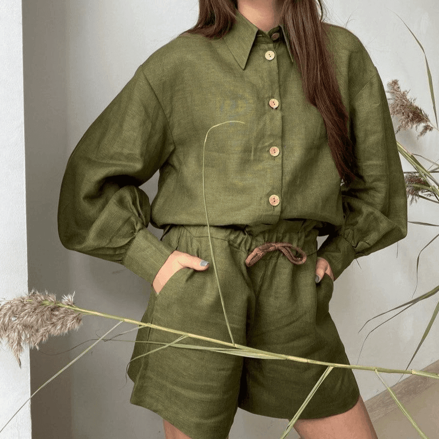 סט נשי של מכנס קצר וחולצה מכופתרת של מעצב ספרדי ללוק קייצי רותח - לה איסלה