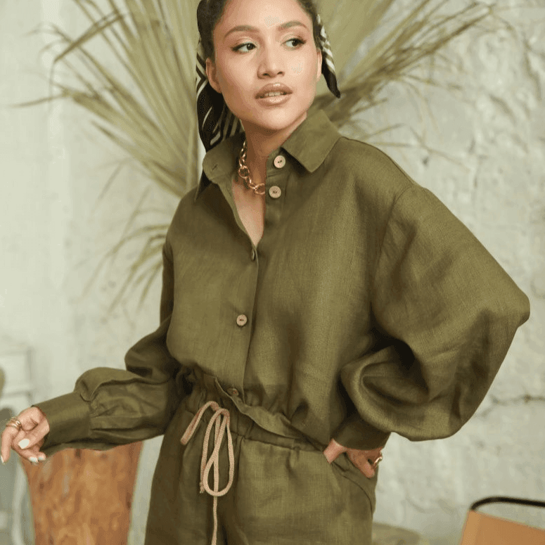 סט נשי של מכנס קצר וחולצה מכופתרת של מעצב ספרדי ללוק קייצי רותח - לה איסלה