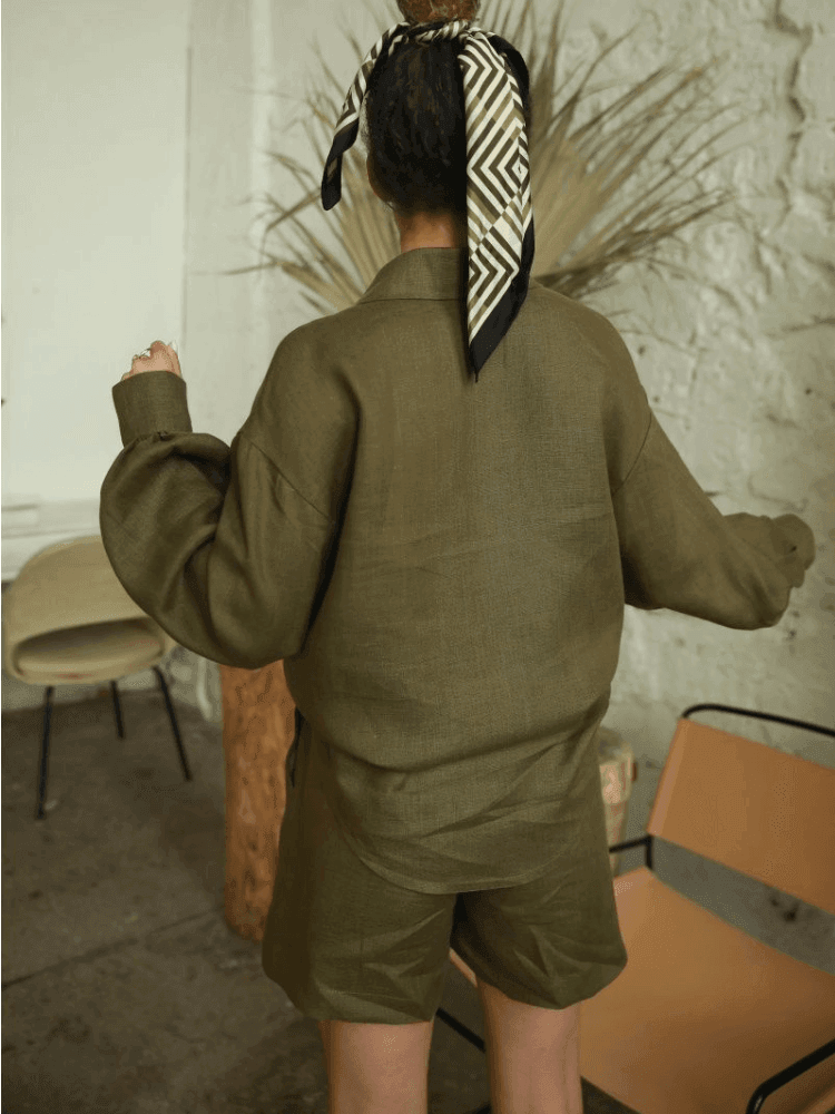 סט נשי של מכנס קצר וחולצה מכופתרת של מעצב ספרדי ללוק קייצי רותח - לה איסלה