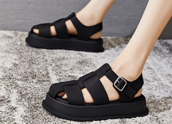 סנדל פלטפורמה סגור בגימור גלדיאטור עם נוכחות חזקה ללוק של מישהי דומיננטית - לה איסלה