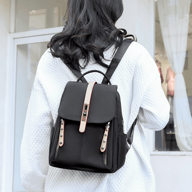 תיק גב קטן לנשיאה של חפצים חשובים ללוק אופנתי טרנדי ולהופעה של אישה מבריקה - לה איסלה