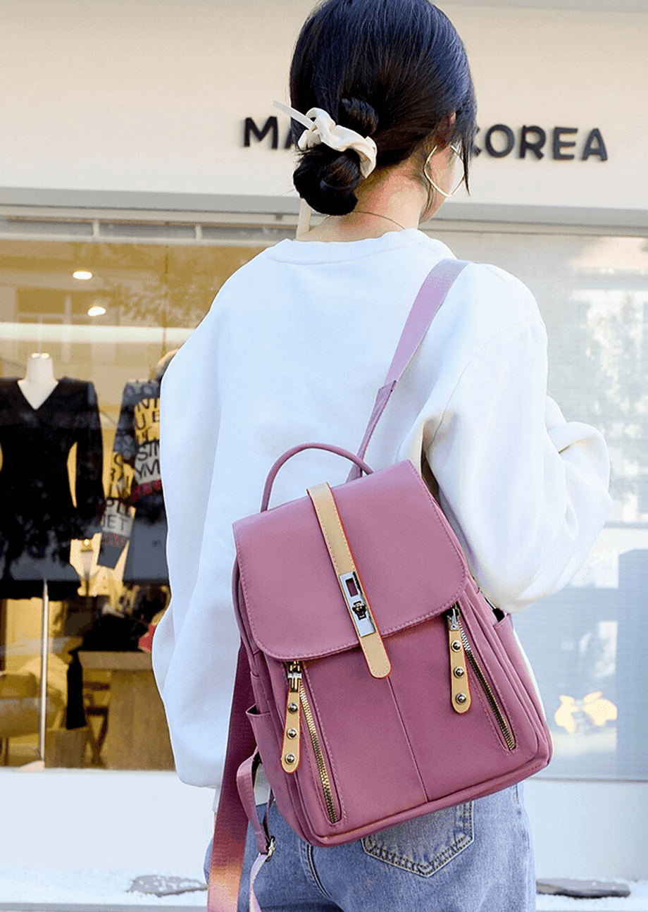 תיק גב קטן לנשיאה של חפצים חשובים ללוק אופנתי טרנדי ולהופעה של אישה מבריקה - לה איסלה