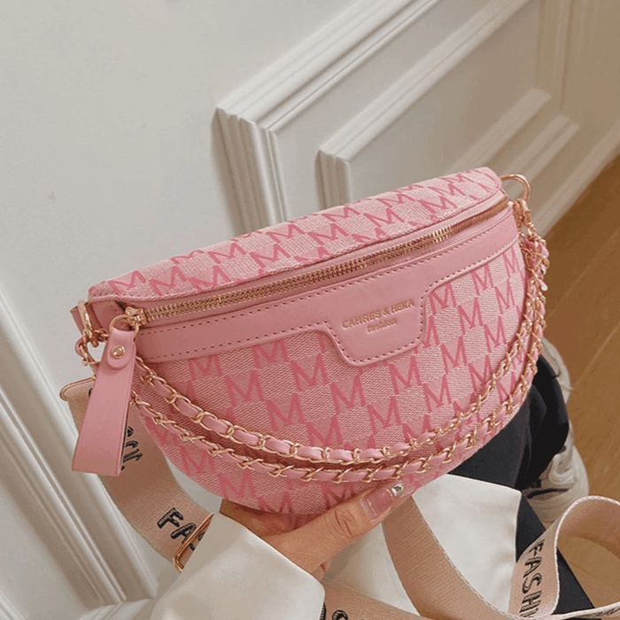 תיק פאוץ מ-ה-פ-נ-ט בגימור נשי עדין להופעה בערב ללוק של אישה טרנדית נוכחת - לה איסלה