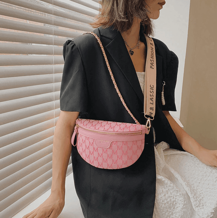 תיק פאוץ מ-ה-פ-נ-ט בגימור נשי עדין להופעה בערב ללוק של אישה טרנדית נוכחת - לה איסלה