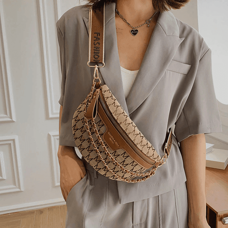 תיק פאוץ מ-ה-פ-נ-ט בגימור נשי עדין להופעה בערב ללוק של אישה טרנדית נוכחת - לה איסלה