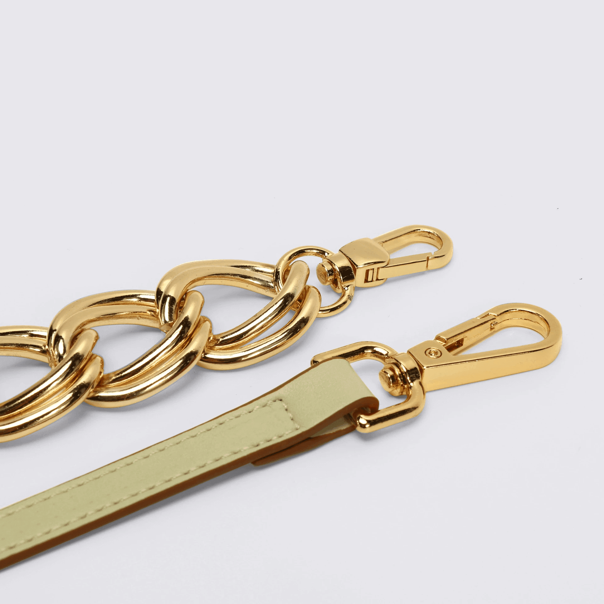 תיק של מעצב איטלקי בגיזרה נשית פרקטית לחפצים אישיים שלך ולהופעה מכובדת - לה איסלה