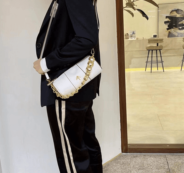 תיק של מעצב איטלקי בגיזרה נשית פרקטית לחפצים אישיים שלך ולהופעה מכובדת - לה איסלה