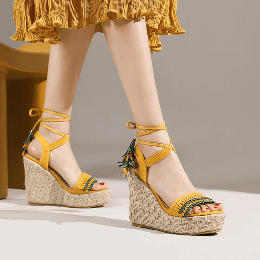 פלטפורמה נשית עם פרנזים באימום רחב ושמתחבש באלגנטיות על הרגל ללוק אביבי כובש - לה איסלה