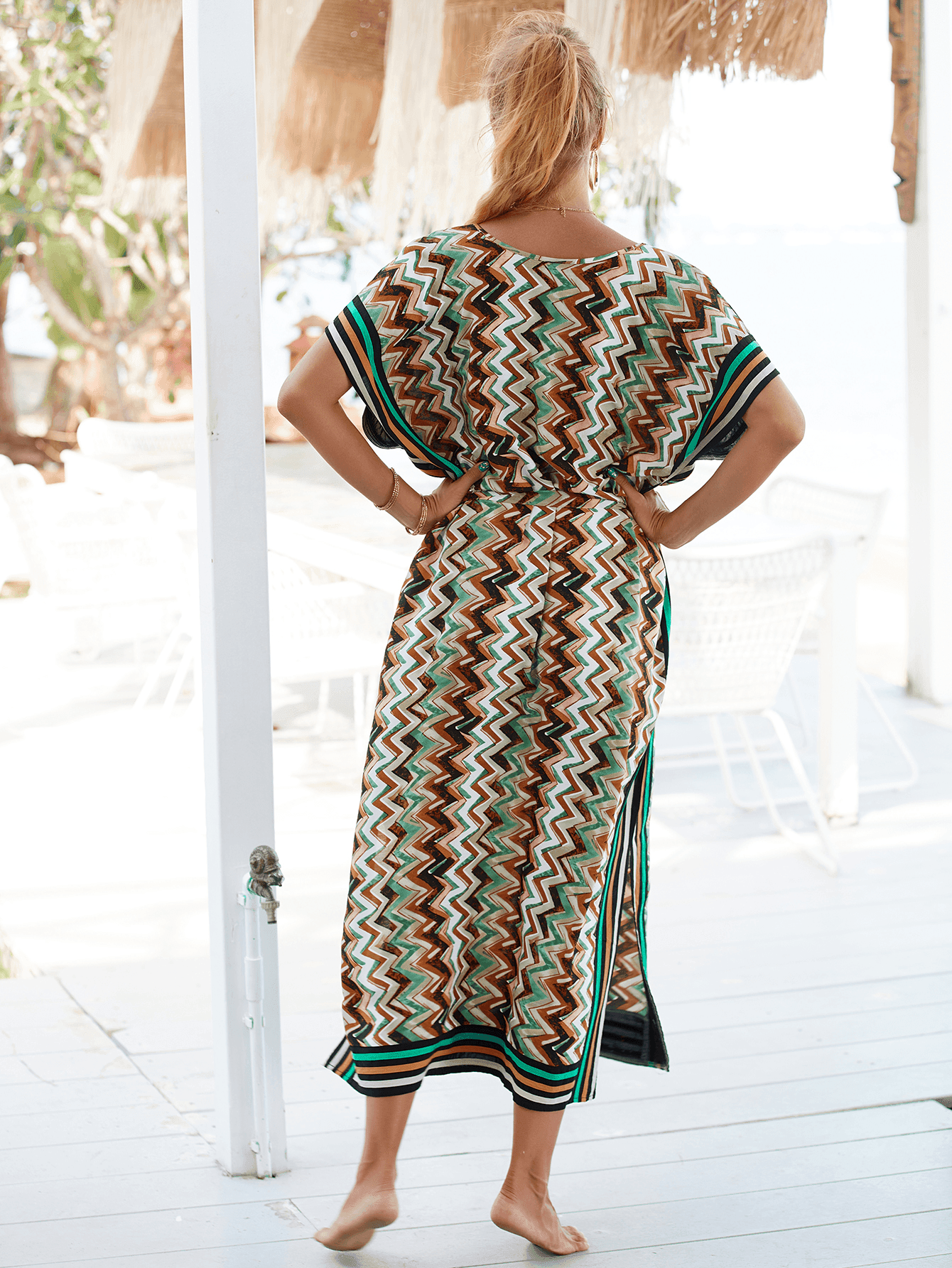 שמלת אוברסייז מרשימה של מעצב בגימור דקורטיבי מהמם להופעה נשית טרנדית - לה איסלה