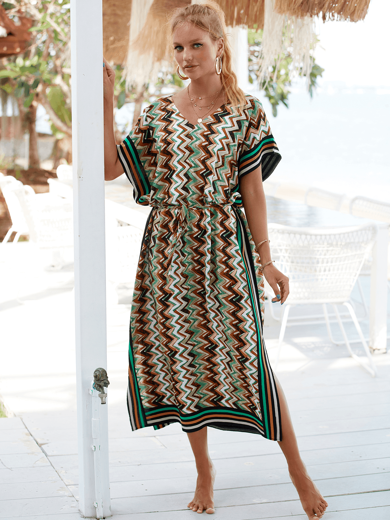 שמלת אוברסייז מרשימה של מעצב בגימור דקורטיבי מהמם להופעה נשית טרנדית - לה איסלה