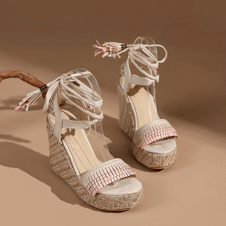 פלטפורמה נשית עם פרנזים באימום רחב ושמתחבש באלגנטיות על הרגל ללוק אביבי כובש - לה איסלה