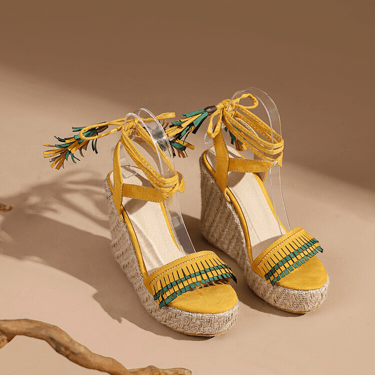 פלטפורמה נשית עם פרנזים באימום רחב ושמתחבש באלגנטיות על הרגל ללוק אביבי כובש - לה איסלה