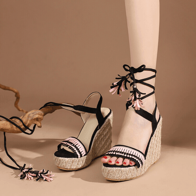 פלטפורמה נשית עם פרנזים באימום רחב ושמתחבש באלגנטיות על הרגל ללוק אביבי כובש - לה איסלה