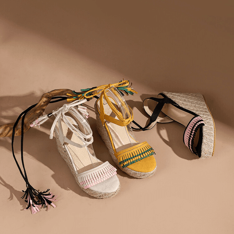 פלטפורמה נשית עם פרנזים באימום רחב ושמתחבש באלגנטיות על הרגל ללוק אביבי כובש - לה איסלה