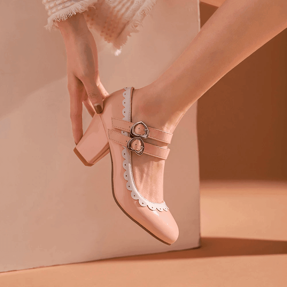 סנדלי עקב סגורות בגיזרה נשית עם לבבות להופעה נשית דומיננטית וללוק מרהיב - לה איסלה