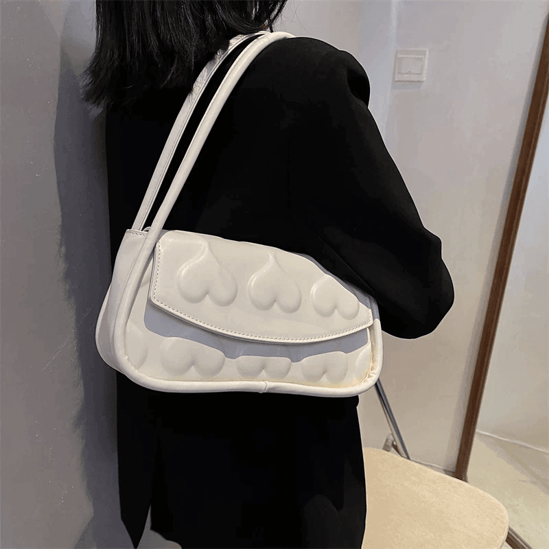 תיק קטן לבילויים בגימור לבבות מושלם ללוק נשי אופנתי ולהופעה טרנדית כובשת - לה איסלה