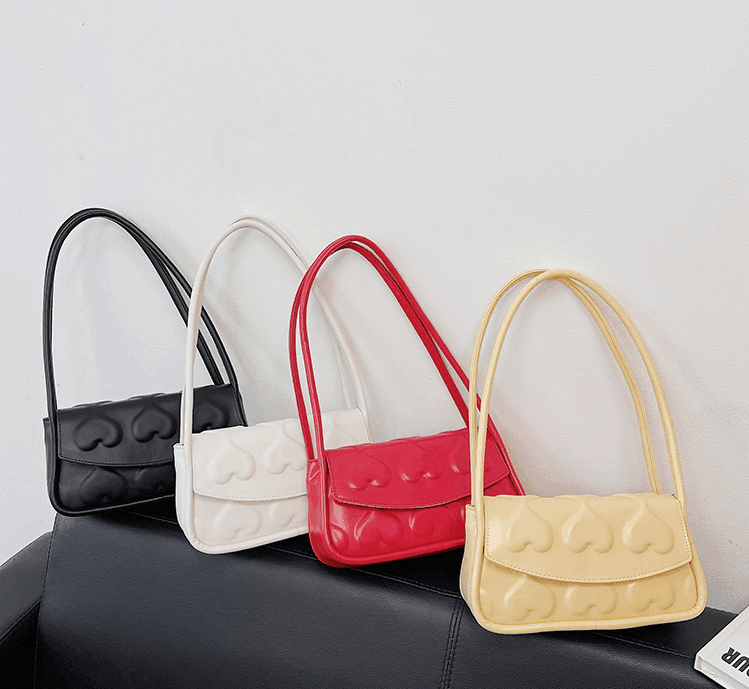 תיק קטן לבילויים בגימור לבבות מושלם ללוק נשי אופנתי ולהופעה טרנדית כובשת - לה איסלה