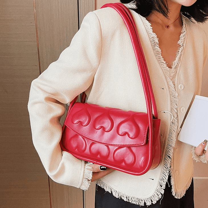 תיק קטן לבילויים בגימור לבבות מושלם ללוק נשי אופנתי ולהופעה טרנדית כובשת - לה איסלה