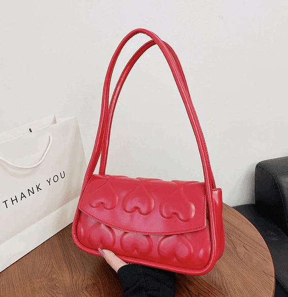 תיק קטן לבילויים בגימור לבבות מושלם ללוק נשי אופנתי ולהופעה טרנדית כובשת - לה איסלה