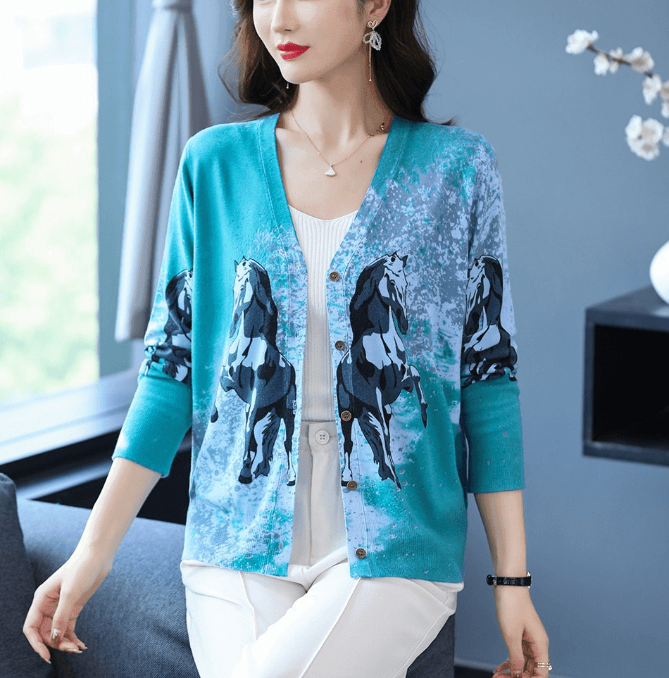 קרדיגן קליל בגיזרה מחמיאה בהדפס של סוס מהפנט בשילוב צבעי כחול לבן - לה איסלה