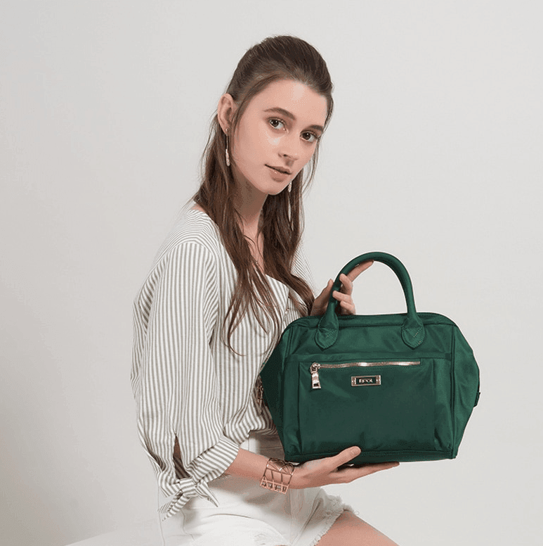 תיק יוקרתי בגימור מבריק ועמיד במים בחלוקה מרובה ונבונה של תאים ללוק יפייפה - לה איסלה