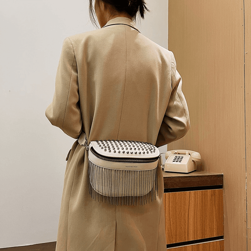 תיק פאוץ של מעצב ממילנאו בשילוב רצועה קצרה ללוק נשי יוקרתי ולהופעה מובילה - לה איסלה