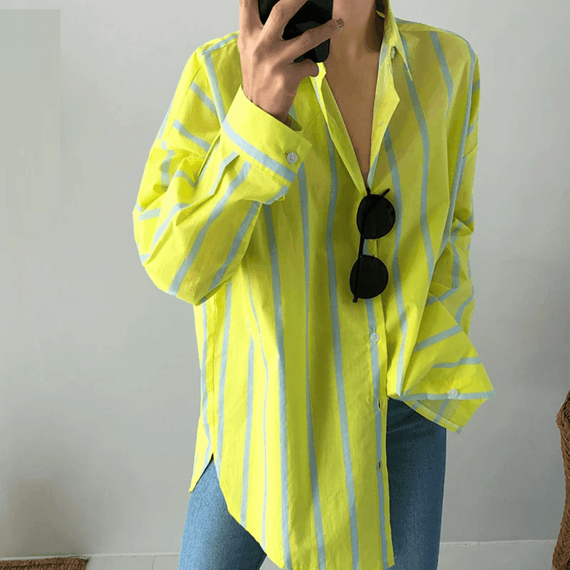 מכופתרת בוייפרנד מדליקה בגימור מרקר פסים אופנתי להופעה של אישה שבטוחה בעצמה - לה איסלה