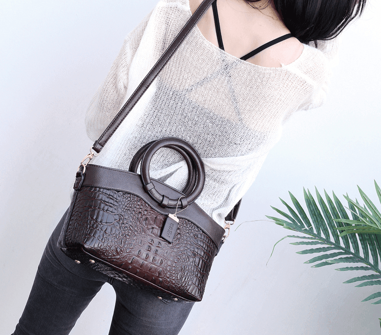 תיק עור יוקרתי בגיזרה מנוחשת מאיטליה להופעה משובחת וללוק שמשדרג לך את ההופעה - לה איסלה