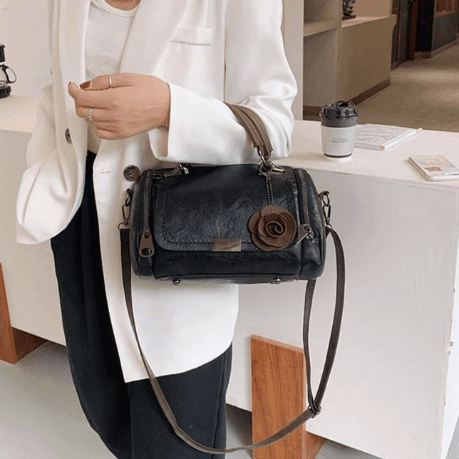 תיק אישי בגימור פרח אופנתי לנשיאה של חפצים אישיים וללוק איטלקי משובח - לה איסלה