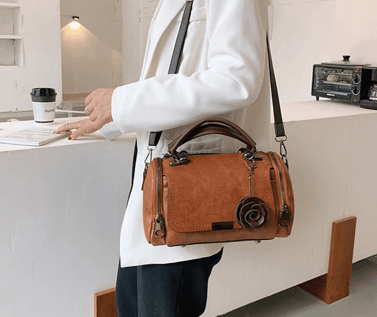 תיק אישי בגימור פרח אופנתי לנשיאה של חפצים אישיים וללוק איטלקי משובח - לה איסלה