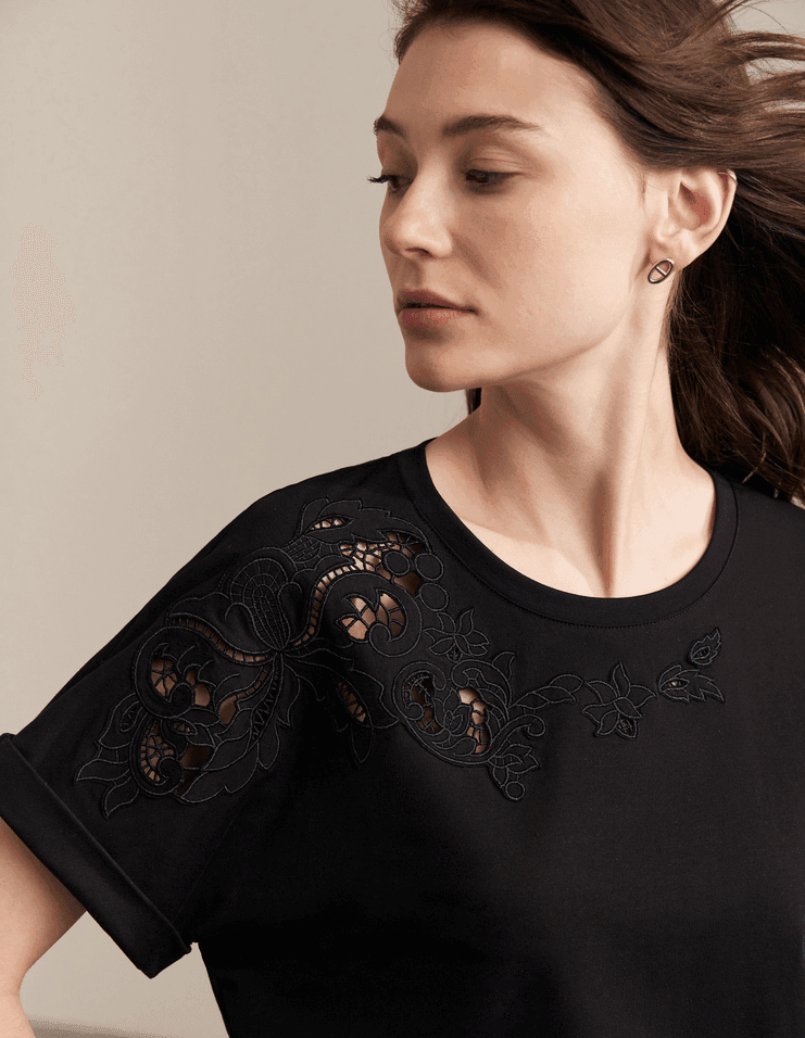 חולצת מעצב קצרה ברקמת תחרה מחוררת ומרהיבה בצורת פרחים ללוק נשי יוקרתי - לה איסלה