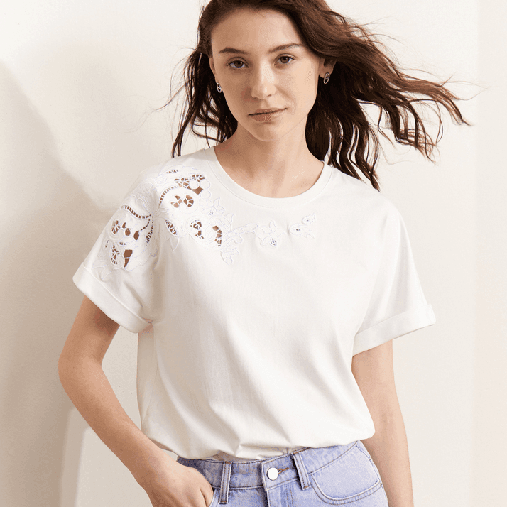 חולצת מעצב קצרה ברקמת תחרה מחוררת ומרהיבה בצורת פרחים ללוק נשי יוקרתי - לה איסלה