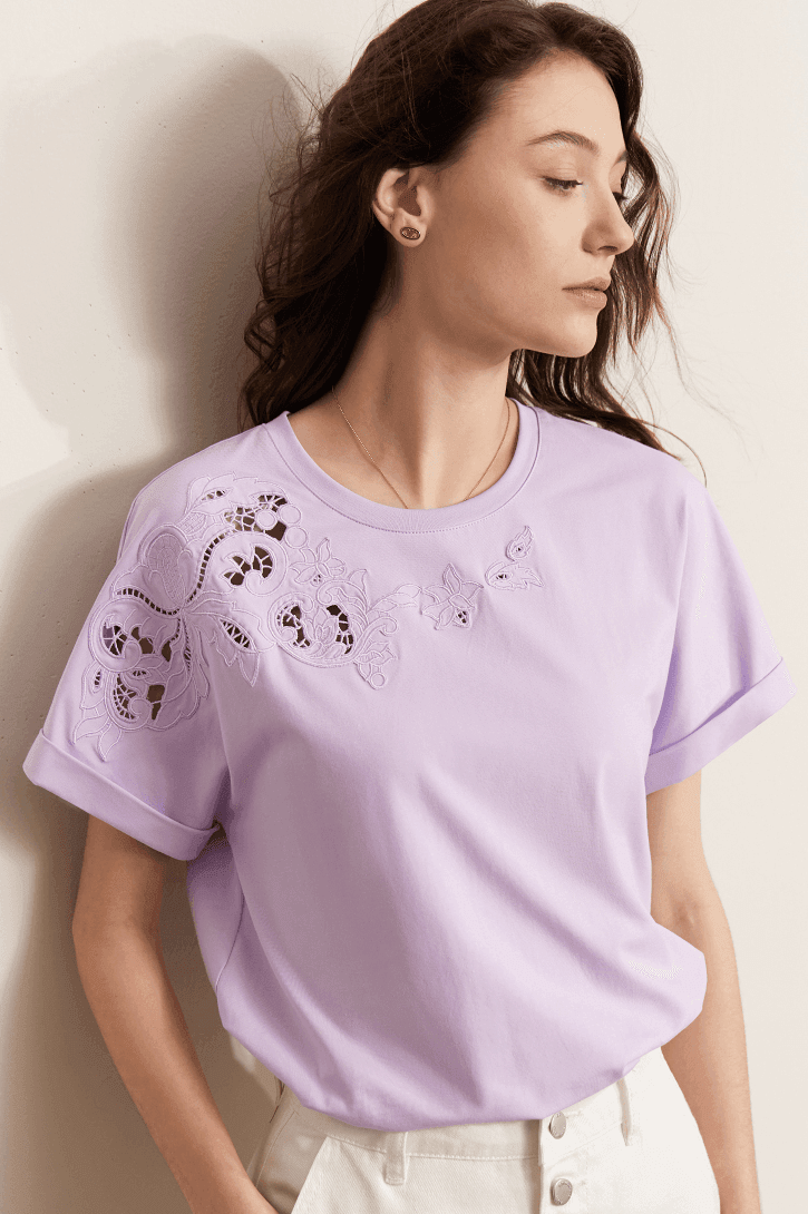 חולצת מעצב קצרה ברקמת תחרה מחוררת ומרהיבה בצורת פרחים ללוק נשי יוקרתי - לה איסלה