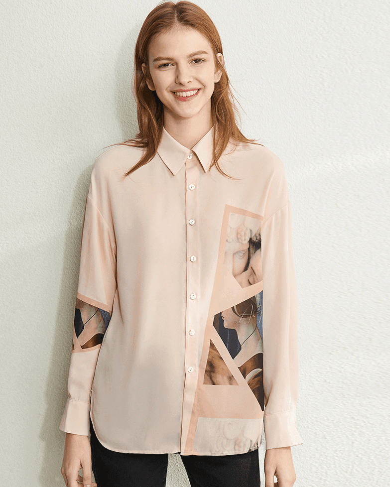 מכופתרת לבנה בהדפס ציורי יווני של מעצב איטלקי ללוק של אישה יוקרתית עדכנית - לה איסלה