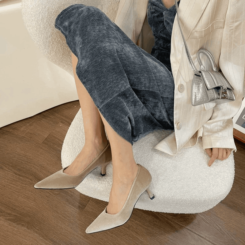 נעל עקב שפיצית בגימור קטיפה של מעצב איטלקי ללוק נשי מהפנט ולהופעה מנצחת - לה איסלה