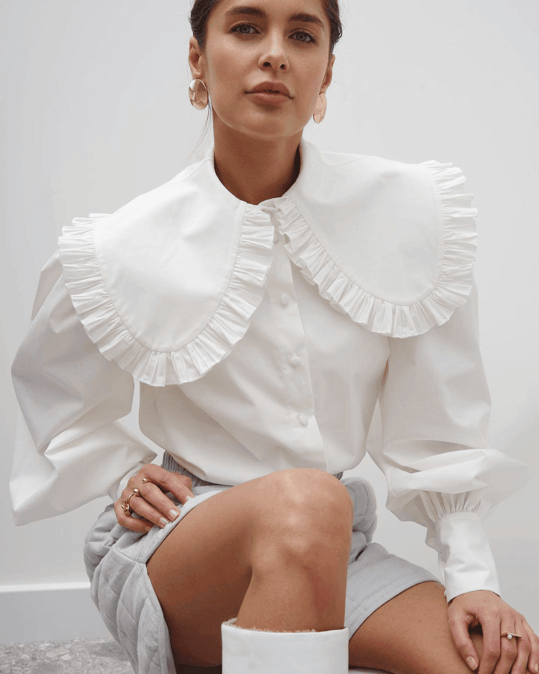 מכופתרת לבנה בסגנון אצילי ובגימור צווארון מניפה להופעה נשית משובחת - לה איסלה