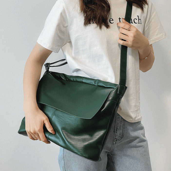 תיק צד מהמם של מעצב מניו יורק בגימור מאט מדליק ללוק נשי שמשדרג לך את ההופעה - לה איסלה